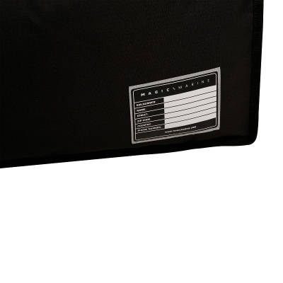 Saco preto com etiqueta branca com campos para informações e texto MAGIC MARINE