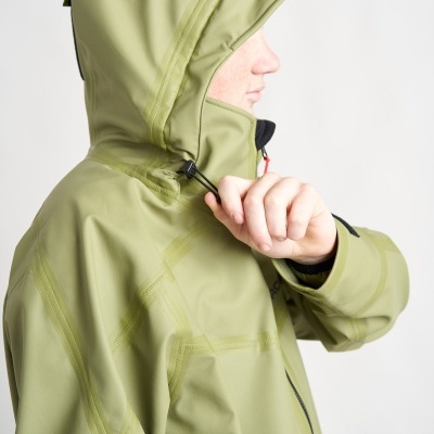 Casaco impermeável verde-oliva com capuz ajustável usado por uma pessoa