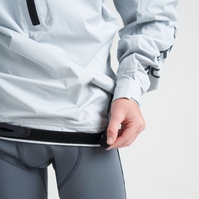 Roupa desportiva cinza claro com calças justas cinzentas e ajuste em velcro.