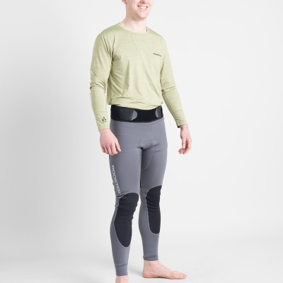 Homem com camisa verde clara e calças justas cinza com proteção preta