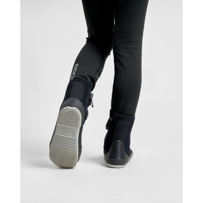 Botas pretas com sola cinza e calças pretas com texto ROOI