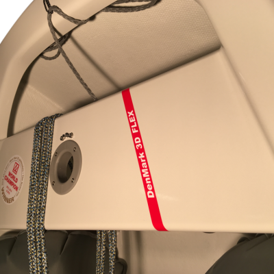 Estrutura branca com texto 'DenMark 3D FLEX' e cabos coloridos num ambiente náutico