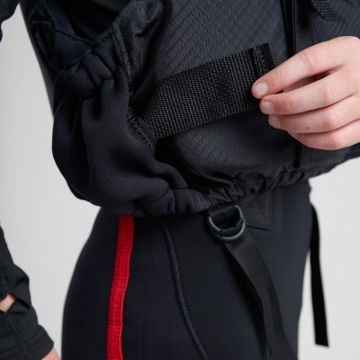 Veste técnica preta com fecho de velcro e tecido quadriculado