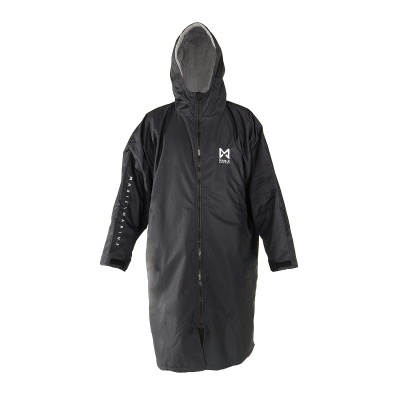 Casaco impermeável preto com capuz e fecho de correr