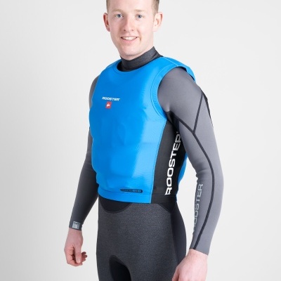 Homem com fato de neopreno cinzento e colete azul Booster