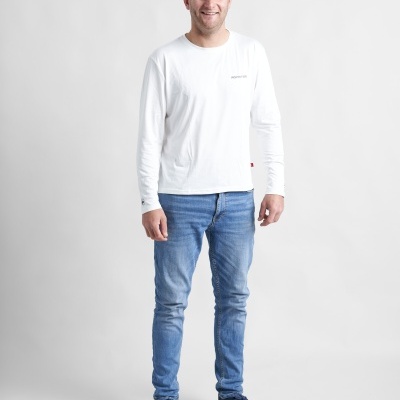 Homem com roupa casual, camiseta branca e jeans azuis