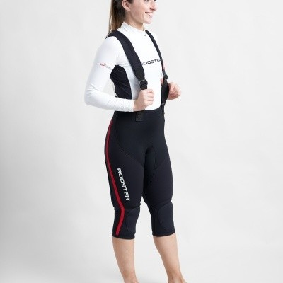 Mulher com roupa de ciclismo preta e branca com texto ROOSTER