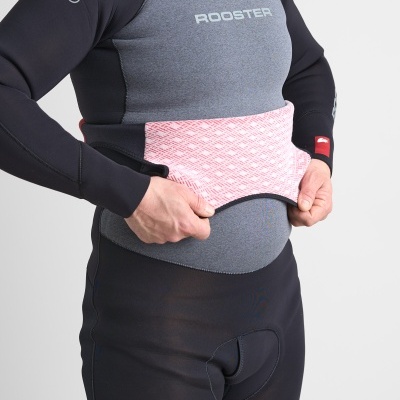 Pessoa a vestir fato de neopreno da marca ROOSTER com faixa elástica rosa
