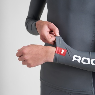 Top desportivo cinzento com logo Rooster e logótipo vermelho na manga