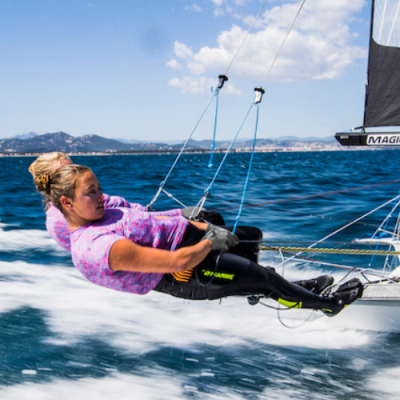 Mulher em roupa desportiva a vela no mar