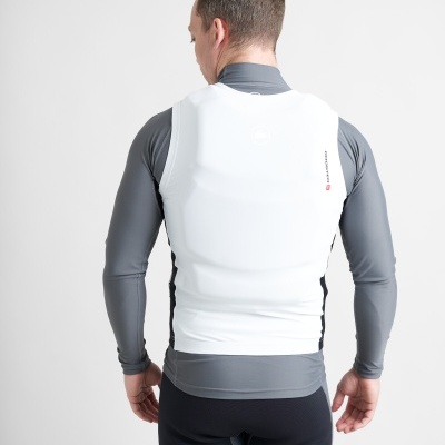 Homem de costas com colete branco e camisa cinzenta