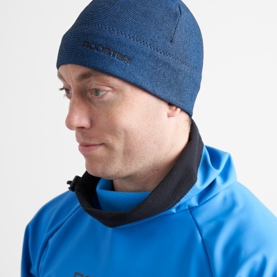 Homem com gorro azul e casaco azul com palavras ROOSTER