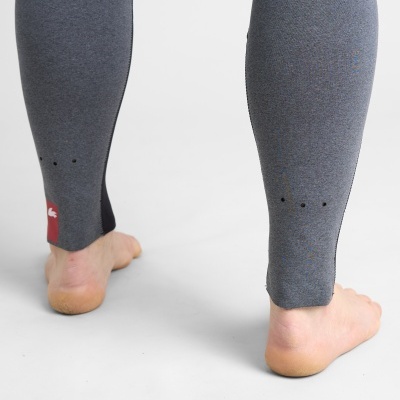 Parte inferior de leggings cinzentas com etiqueta vermelha em fundo branco