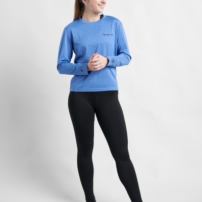 Mulher com t-shirt azul e leggings pretas em fundo branco