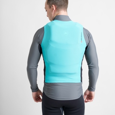 Homem de costas com colete azul turquesa e roupa cinza e preta