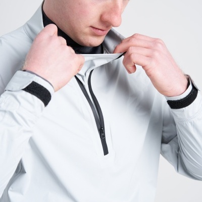 Casaco desportivo branco com fecho preto e punhos com velcro preto