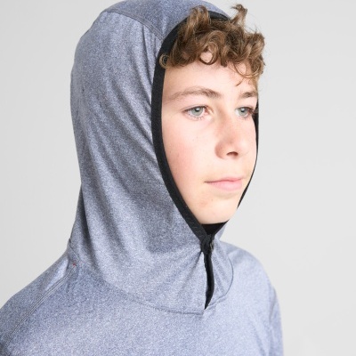 Camisola desportiva cinzenta clara com capuz e detalhe preto