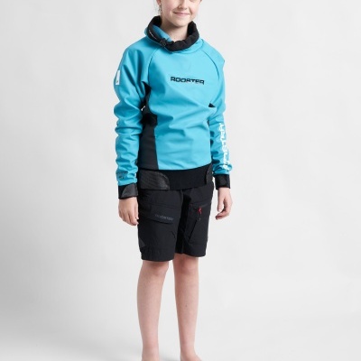 Criança com roupa desportiva azul turquesa e preta com texto ROORTER.