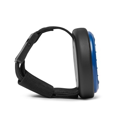 Protetor auricular preto com superfície azul e banda elástica ajustável