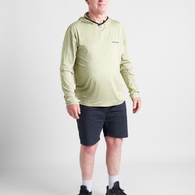 Homem com roupa desportiva casual em fundo branco