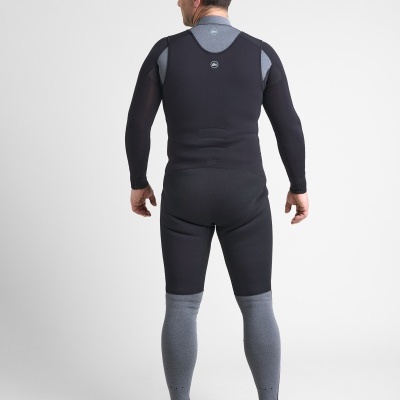 Homem com fato de neoprene preto e cinza visto de costas