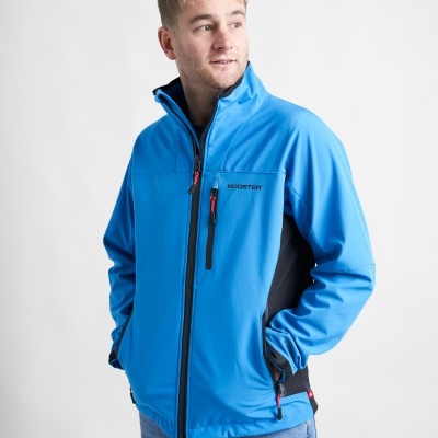 Homem com casaco softshell azul com detalhes pretos e logótipo ROOSTER