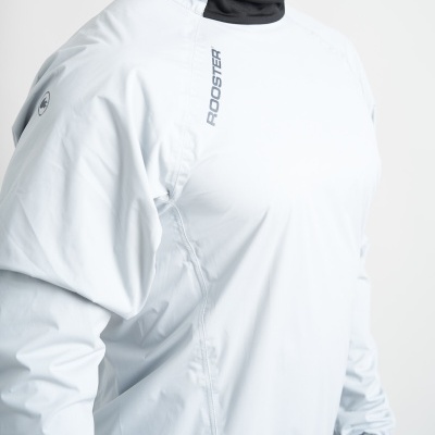 Camisola branca de manga comprida com texto ROOSTER no peito