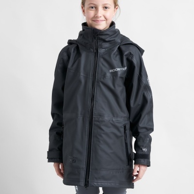 Casaco impermeável preto com capuz e fecho frontal usado por rapariga