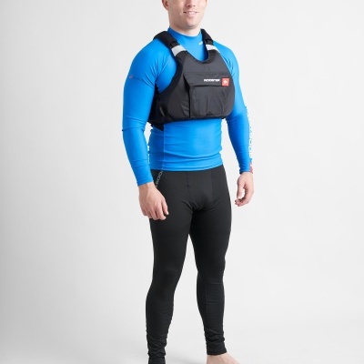 Homem com roupa desportiva azul e preta com colete preto em estúdio com fundo branco