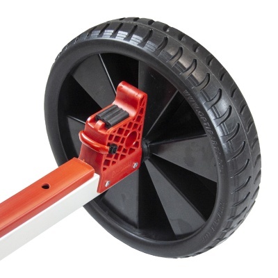 Roda preta com suporte vermelho e estrutura metálica