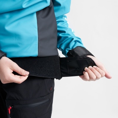 Casaco azul com detalhes pretos em tecido técnico com ajustes em velcro nas mangas e parte inferior