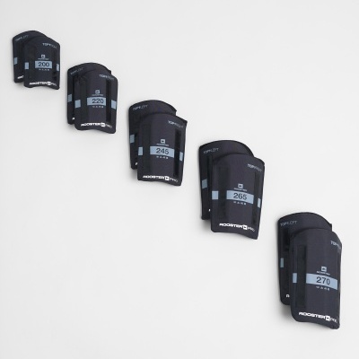 Bolsas para tacos de golfe pretas com etiquetas numeradas em azul e branco