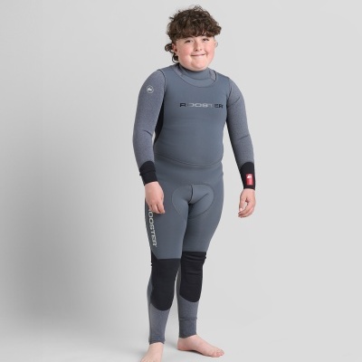 Menino com fato de mergulho cinzento com logótipo R-DOSTER