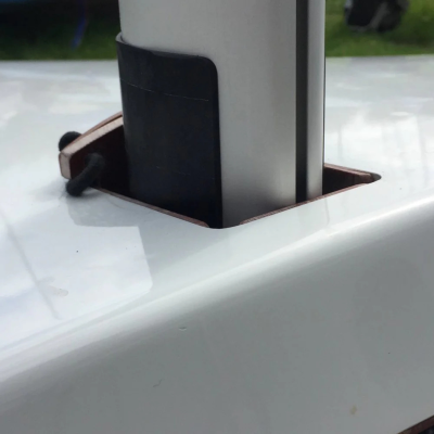 Parte de guarda-chuva automático com estrutura cinza e base plástica branca