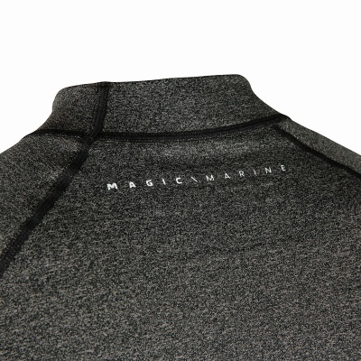 Peça de vestuário cinza escuro com texto 'MAGIC MARINE' na parte traseira