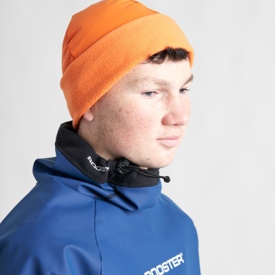 Homem com blusão azul e gorro laranja em fundo branco
