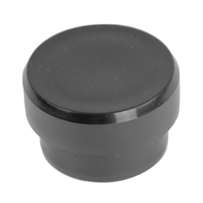 Peça cilíndrica preta lisa sobre fundo branco