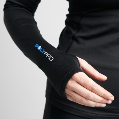 Manga preta com abertura para polegar e texto POLYPRO em azul e branco