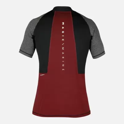 Camisola desportiva bicolor preta, vermelha e cinza com texto branco vertical na parte de trás