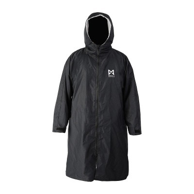 Casaco impermeável preto comprido com capuz e fecho de correr