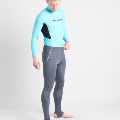 Homem a usar roupa desportiva azul clara e cinzenta com logo ROOSTER, em fundo branco