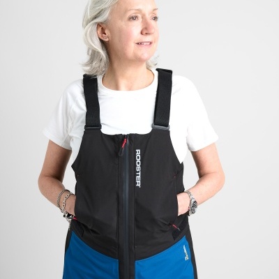 Macacão desportivo preto e azul com alças largas pretas e palavra ROOSTER no peito