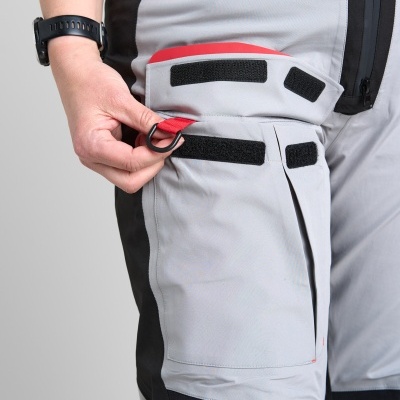 Calças de trabalho cinza e preto com bolsos de velcro e acessório de plástico negro