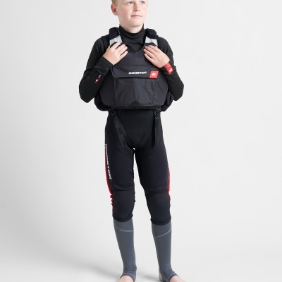 Rapaz com fato de neoprene e colete salva-vidas preto