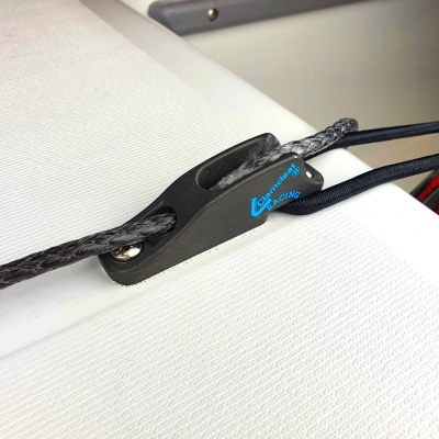 Peça náutica preta Clewmate RACING com cordas pretas em superfície branca