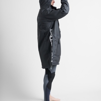 Homem a vestir casaco impermeável preto com capuz e leggings desportivas cinza azuladas