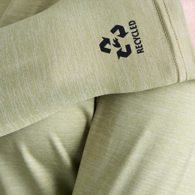 Tecido verde claro com símbolo de reciclagem e texto RECYCLED em preto