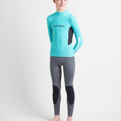 Homem com roupa de neoprene azul turquesa e cinza