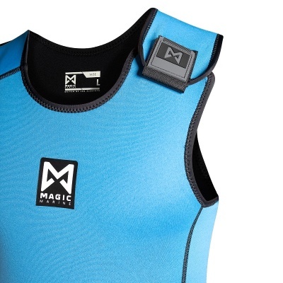 Colete salva-vidas azul claro com fecho de velcro no ombro e etiqueta 'MAGIC MARINE'