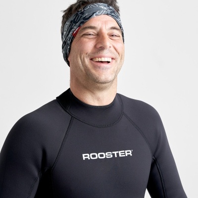 Homem com fato neoprene preto e faixa de cabeça preta e cinza em fundo branco